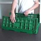 녹색 접을 수 있는 과일 플라스틱은 홈 쇼핑을 위해 가지고 다닐 수 있어서 나무 상자에 채워 넣습니다